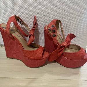 Coral Platforms size 7 Beautiful and very comfortable use normal